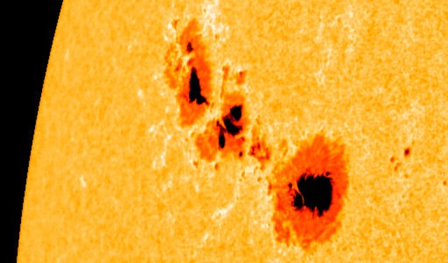 Questa immagine ha l'attributo alt vuoto; il nome del file è NASA-Sunspots_1302_Sep_2011_by_NASA.jpg