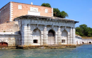 Forte_S_Andrea-isola-vignole-venezia-wikipedia-e1753377400722