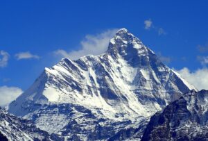 1280px-Nanda_Devi_Peak_in_blue_sky